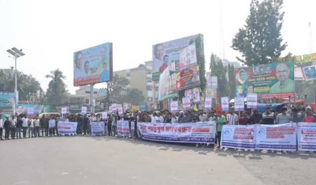 খুলনায় মোবাইল হ্যান্ডসেট বিক্রি বন্ধ, সিন্ডিকেট রুখতে ঐক্যবদ্ধ