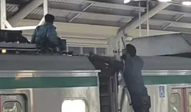 মেট্রোরেলের ছাদে ২ যুবক, চলাচল বন্ধ