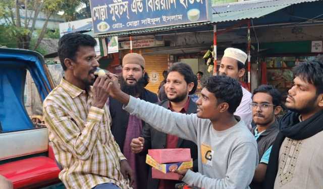 শেখ হাসিনার ফাঁসির রায়ে বাগেরহাটে মিষ্টি বিতরণ