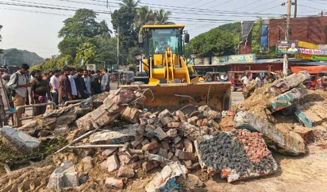 বুলডোজার দিয়ে গুঁড়িয়ে দেওয়া হলো শেখ মুজিবের ‘এক তর্জনী’ স্তম্ভ