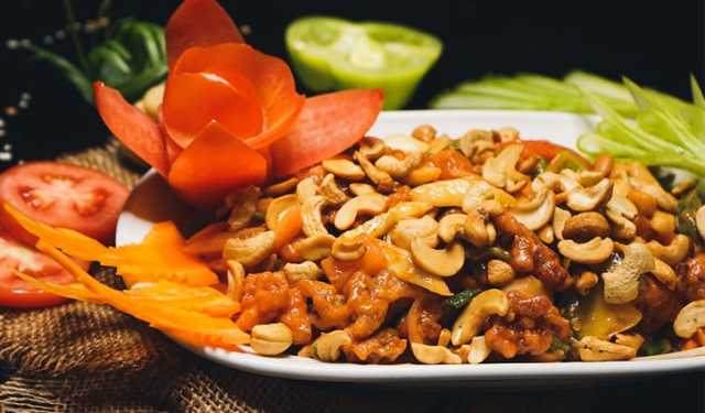 ‘ক্যাশুনাট সালাদ’ এভাবে বানিয়েছেন কখনও