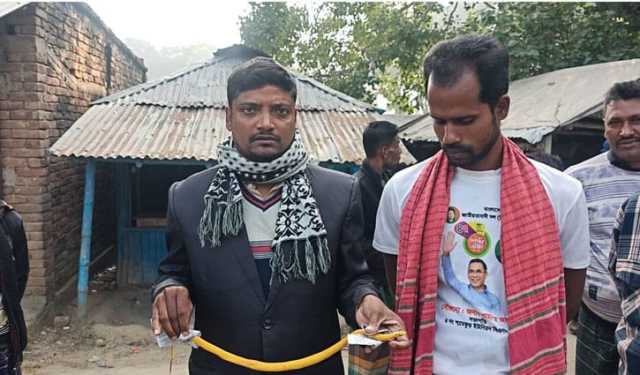 ঝিনাইদহে বিলুপ্তপ্রায় অ্যালবিনো গোখরা উদ্ধার