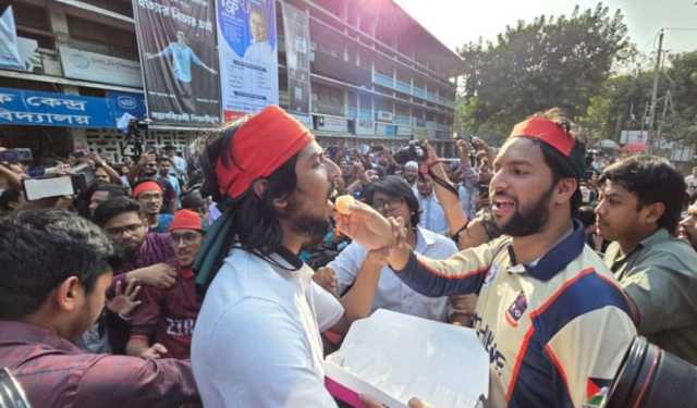 শেখ হাসিনার ফাঁসির রায়ে টিএসসিতে মিষ্টি বিতরণ