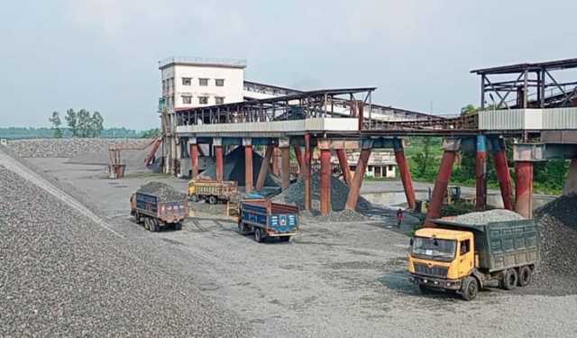ভূমিকম্প ও দুর্ঘটনার আশঙ্কায় মধ্যপাড়া খনি থেকে পাথর উত্তোলন বন্ধ