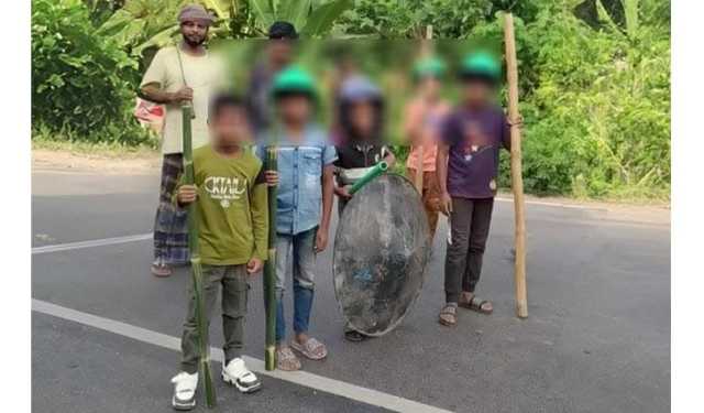 ফরিদপুরে মহাসড়ক অবরোধ, শিশুদের ব্যবহার 