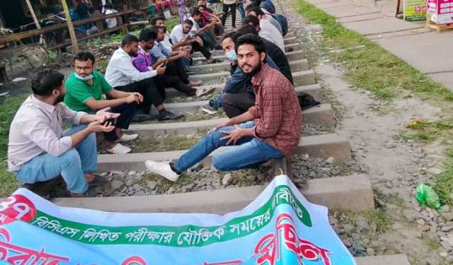 খুলনায় রেলপথ অবরোধ, সাড়ে ৫ ঘণ্টা পর ট্রেন চলাচল শুরু