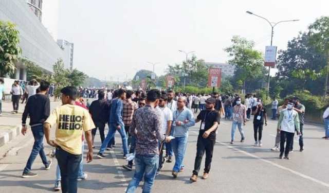 আগারগাঁও-এ মোবাইল ব্যবসায়ীদের সড়ক অবরোধ