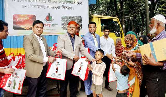 আগুনে পুড়ে যাওয়া কড়াইলবাসীর পাশে দেশবন্ধু গ্রুপ
