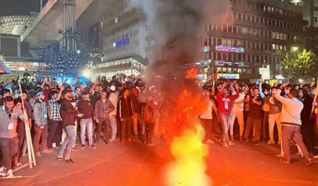 কারওয়ান বাজার মোড়ে মোবাইল ব্যবসায়ীদের সড়ক অবরোধ  