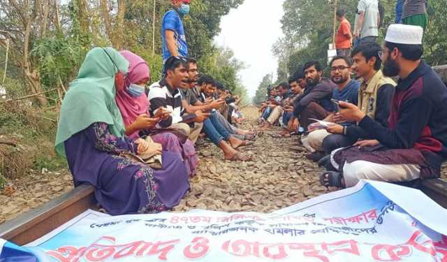   ৬ ঘণ্টা রেলপথ অবরোধে রাখেন রাবি শিক্ষার্থীদের