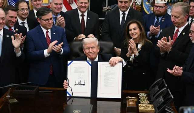 মার্কিন ইতিহাসের দীর্ঘতম শাটডাউন অবসানে বিলে স্বাক্ষর করলেন ট্রাম্প