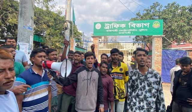 তিন দিন অটো চালিয়েও জরিমানার টাকা ওঠে না, ট্রাফিক কার্যালয়ে বিক্ষোভ