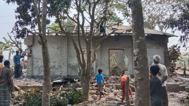 মাগুরায় হিটু শেখের বাড়িঘর ভেঙে গুঁড়িয়ে দিয়েছে জনতা