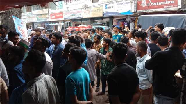 আ.লীগকে নিষিদ্ধের দাবিতে মিছিলের সময় ‘জয় বাংলা’ স্লোগান, যুবক আটক