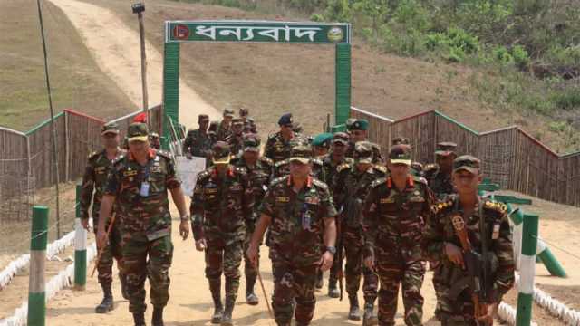 পার্বত্য চট্টগ্রামে সেনা ক্যাম্প পরিদর্শন করলেন সেনাপ্রধান