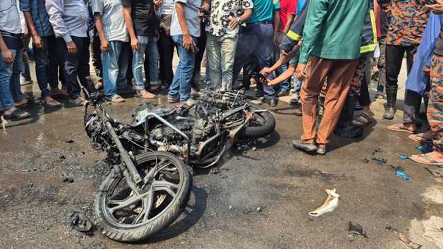 বরিশালে ২ সাংবাদিককে মারধর করলেন ছাত্রদল নেতা, মোটরসাইকেলে আগুন