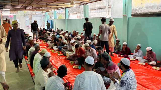গরিব ও পথচারীদের ইফতার করান ফরিদপুরের বেলায়েত
