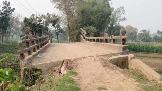 ‘ছবি তুইল্যা লাভ কী, সেতু অইলো কই’