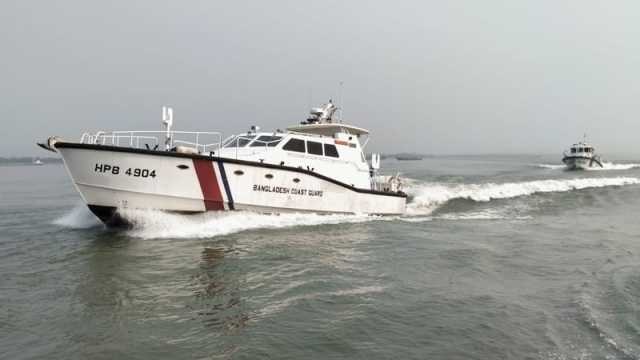 ভাসমান নৌযানে ‘পণ্যের গুদাম’, অভিযানে কোস্ট গার্ড