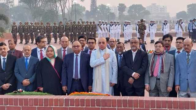 জাতীয় স্মৃতিসৌধে বীর শহীদদের শ্রদ্ধা জানালেন প্রধান বিচারপতি