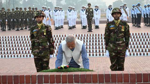 জাতীয় স্মৃতিসৌধে প্রধান উপদেষ্টার শ্রদ্ধা নিবেদন
