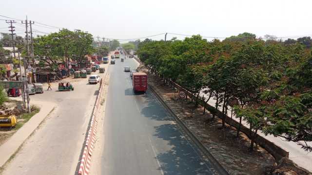 ঢাকা-চট্টগ্রাম মহাসড়কে গাড়ির চাপ থাকলেও নেই যানজট 