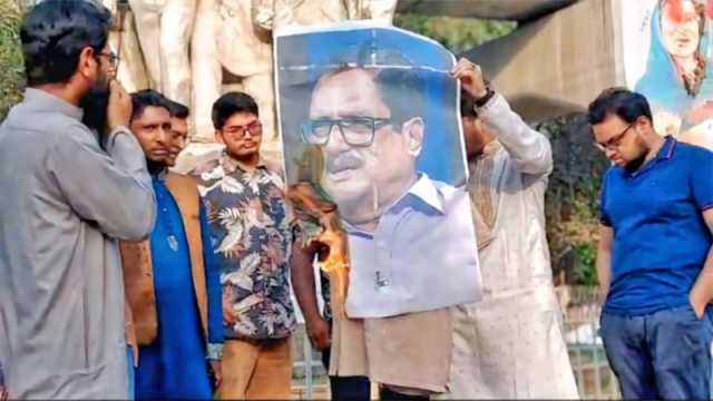 ‘রাজাকারের ছেলে’ বলায় ঢাবিতে বিএনপি নেতা ফজলুর রহমানের ছবিতে আগুন 