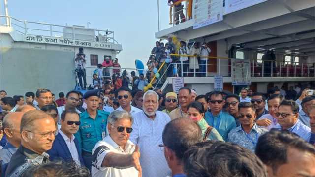 চট্টগ্রাম-সন্দ্বীপ রুটে চলল ফেরি, ৬ উপদেষ্টাকে নিয়ে সাগর পাড়ি