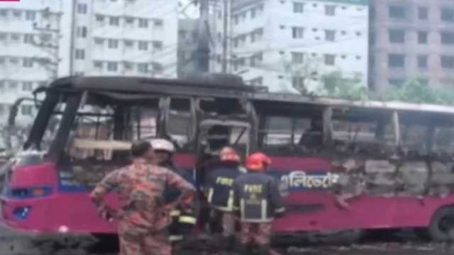 গাজীপুর সড়কে ঝরলো ২ প্রাণ, বাস পুড়ল জনতা