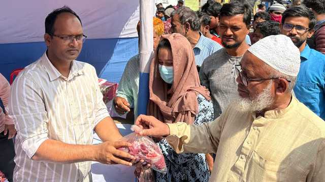 হালুয়াঘাটে ৬৫০ টাকায় মিলছে গরুর মাংস, খুশি ক্রেতারা