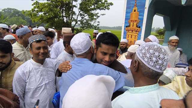 নিজ এলাকায় ঈদের নামাজ আদায় করলেন হাসনাত