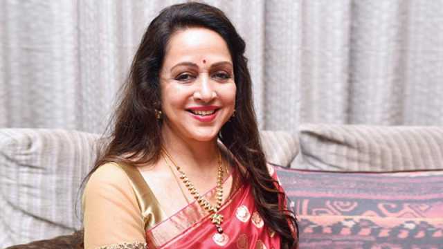 হেমা মালিনীর বিরুদ্ধে ধর্ম অবমাননার অভিযোগ গড়াল থানা পর্যন্ত