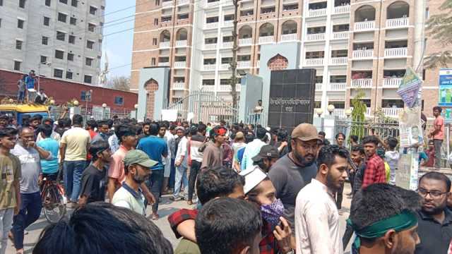 মাগুরায় প্রকাশ্যে ধর্ষকের ফাঁসির দাবিতে আদালত চত্বরে বিক্ষোভ