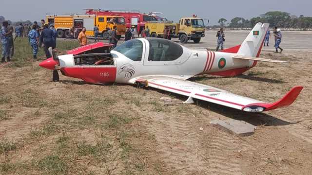 যশোরে প্রশিক্ষণ বিমানের ক্রাশ ল্যান্ডিং, অক্ষত দুই পাইলট 