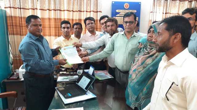 নবম গ্রেডের দাবিতে ঝিনাইদহে উপজেলা সহকারী প্রাথমিক শিক্ষা অফিসারদের স্মারকলিপি