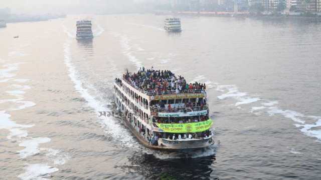 নৌপথে ঘরমুখো যাত্রীদের ভিড়