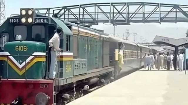পাকিস্তানে ট্রেন আটকে ৪৫০ যাত্রীকে জিম্মি