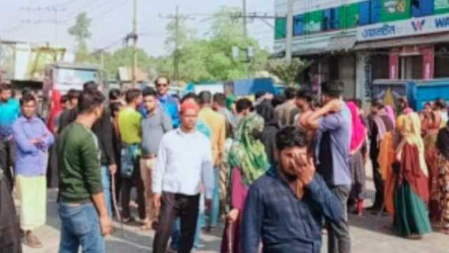 গাজীপুরে শতাধিক শ্রমিক ছাঁটাইয়ের প্রতিবাদে মহাসড়ক অবরোধ