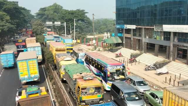 ঢাকা-চট্রগ্রাম মহাসড়কে যানজট, দুর্ভোগে ঘরমুখো যাত্রীরা