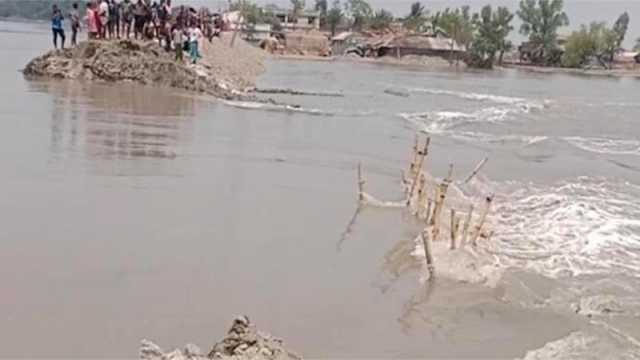 ঈদের নামাজ শেষে মাইকে প্রচার করে দ্রুত বে‌ড়িবাঁধ ভাঙন পয়েন্টে গ্রামবাসী