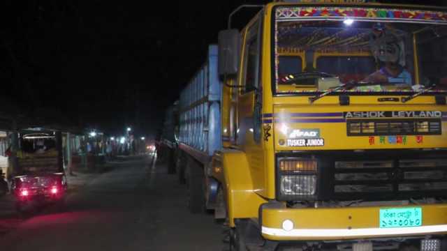 সোনাহাট ব্রিজে ২২ ঘণ্টা ধরে বন্ধ যান চলাচল