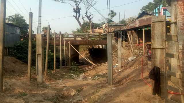 খালে অবৈধ স্থাপনা নির্মাণ বর্ষায় বিপর্যয়ের শঙ্কা