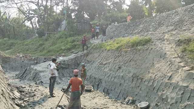 খালের মাটি লুটের মচ্ছব