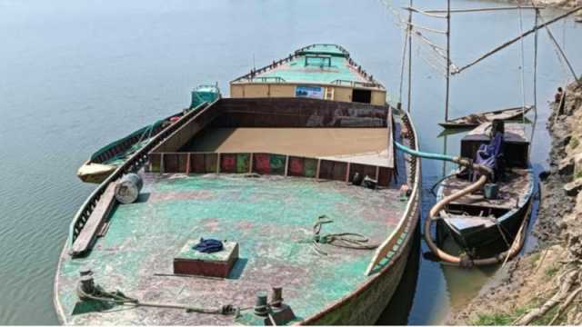 অনুমতি ছাড়াই তোলা হচ্ছে নদীর বালু
