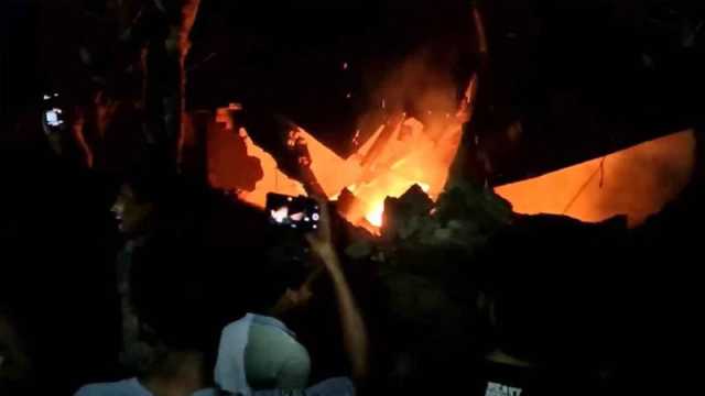 মাগুরায় ধর্ষকের বাড়িতে আগুন, সড়ক অবরোধ