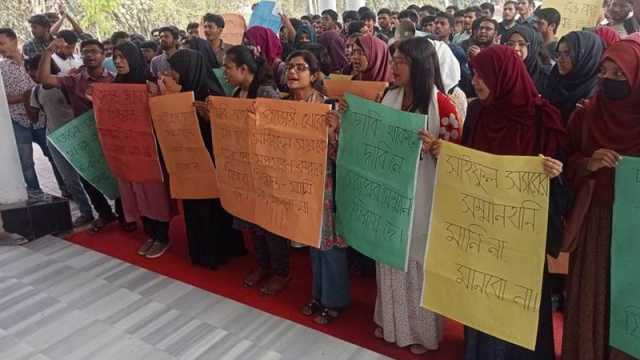 প্রাধ্যক্ষকে নিয়ে শিক্ষার্থীদের পাল্টাপাল্টি বিক্ষোভ