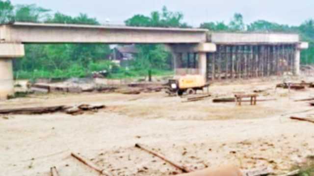 আড়াই বছরেও দৃশ্যমান হয়নি ১৭৭ কোটি টাকার সেতু