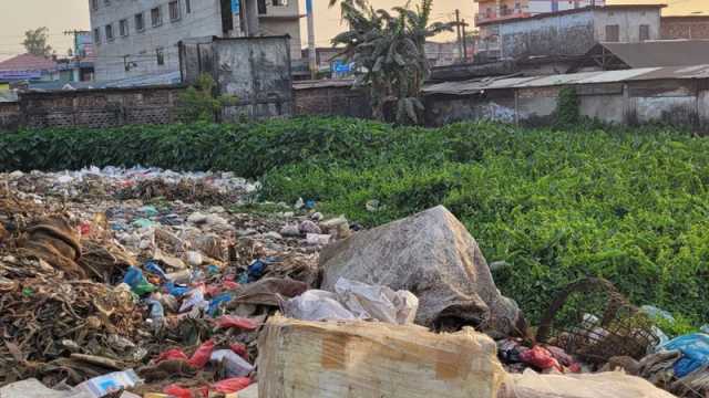 ময়লা-আবর্জনায় পুকুর এখন ভাগাড়