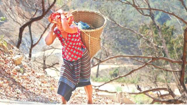 পিছিয়ে পাহাড়ের আদিবাসী নারী
