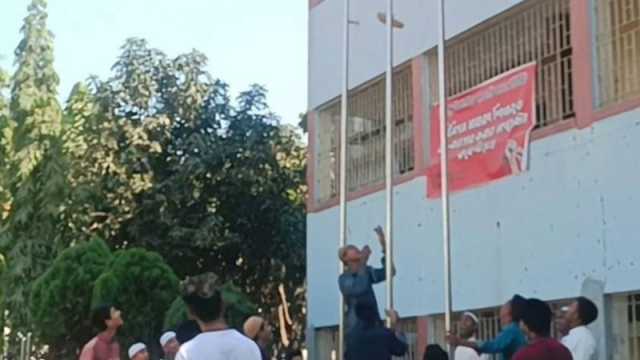 কলেজের পতাকার স্ট্যান্ডে জুতা ঝুলিয়ে প্রতিবাদ